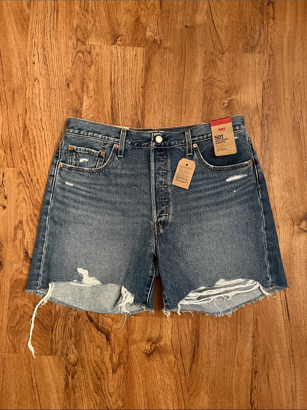 NWT Levi’s 501 Mid-Thigh Shorts
